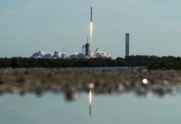 SPACEX LAUNCHES 27 STARLINK SATELLITES ON FALCON 9 LAUNCH FROM NASA’S KENNEDY SPACE CENTER