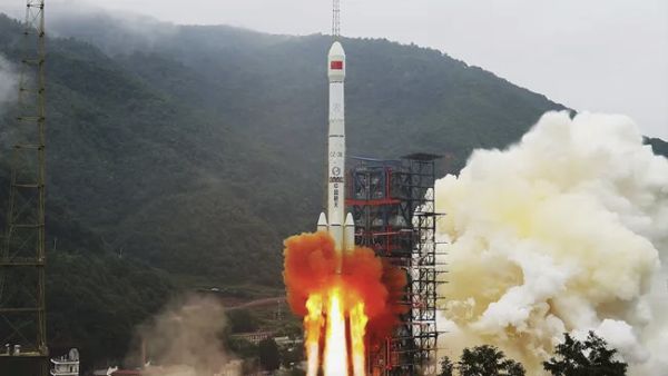 2 CHINESE SPACECRAFT JUST MET UP 22,000 MILES ABOVE EARTH. WHAT WERE THEY DOING?