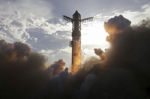 LATEST LAUNCH OF SPACEX’S STARSHIP DEPLOYS 8 DUMMY SATELLITES, THEN SPLASHES DOWN INTO INDIAN OCEAN