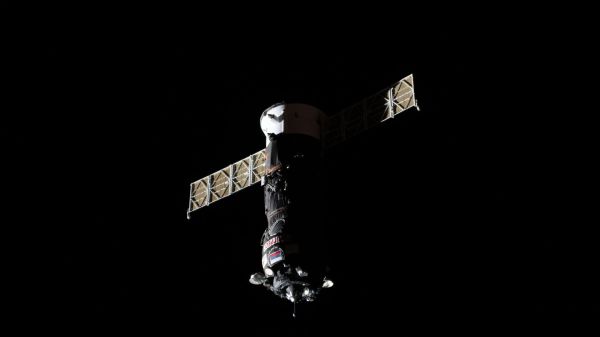 PROGRESS 93 CARGO CRAFT DOCKS TO STATION RESUPPLYING CREW