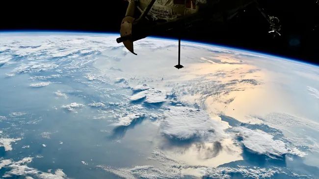ASTRONAUTS WORK THROUGH THE U.S. GOVERNMENT SHUTDOWN