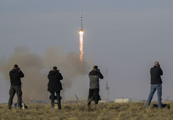NASA ASTRONAUT, TWO COSMONAUTS TAKE THANKSGIVING DAY RIDE TO SPACE STATION