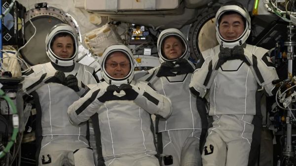 NASA ASTRONAUTS BEGIN 'BITTERSWEET' MEDICAL EVACUATION FROM SPACE STATION