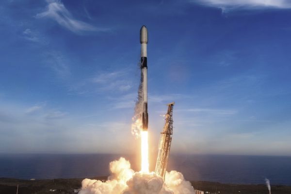 SPACEX LAUNCHES 25 STARLINK SATELLITES ON FALCON 9 ROCKET FROM VANDENBERG SPACE FORCE BASE