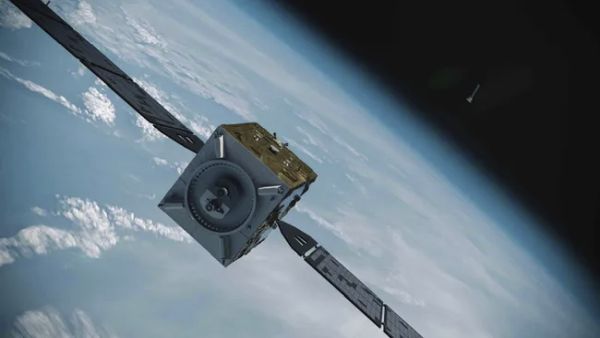 PRIVATE JAPANESE SPACECRAFT WILL INSPECT 2 DEAD SATELLITES IN 2027