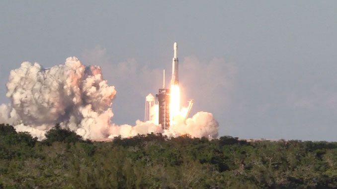 SPACEX FALCON HEAVY STICKS TRIPLE ROCKET LANDING WITH 1ST COMMERCIAL LAUNCH