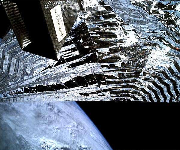 TECHDEMOSAT-1 ON-BOARD CAMERA CAPTURES DRAG SAIL DEPLOYMEN