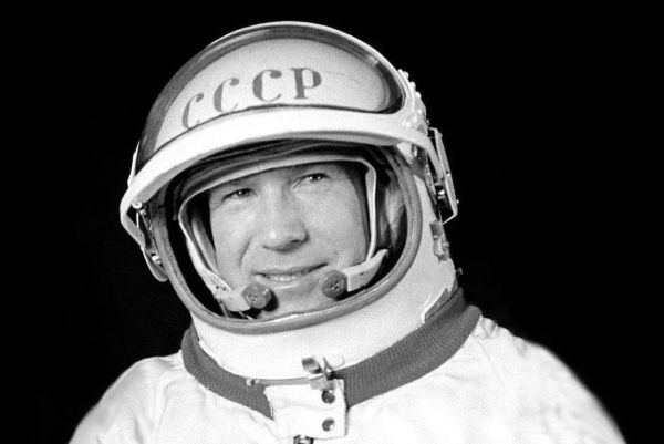 ALEXEI LEONOV, WORLD’S FIRST SPACEWALKER, DIES