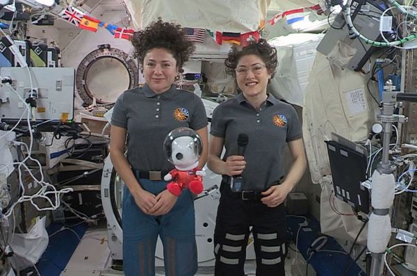 ASTRONAUT SNOOPY FLOATS ON SPACE STATION, FLIES IN MACY'S THANKSGIVING DAY PARADE