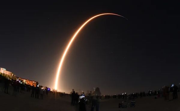 SPACEX TESTS BLACK SATELLITE TO REDUCE “MEGACONSTELLATION” THREAT TO ASTRONOMY
