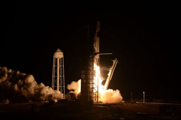 SPACEX DELAYS LAUNCH OF NEXT 60 STARLINK SATELLITE DUE TO BAD WEATHER