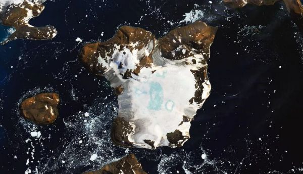 NASA SATELLITE CAPTURES ANTARCTICA MELTING DURING HEAT WAVE
