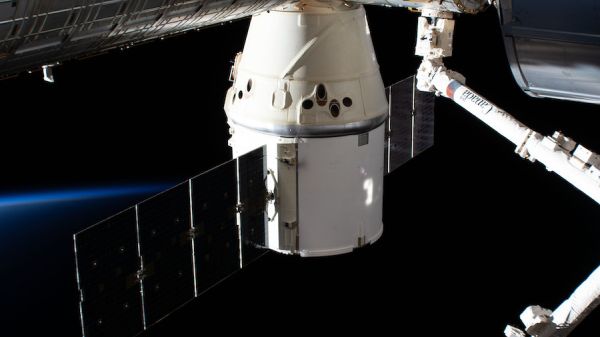 WITH SUCCESSFUL SPLASHDOWN, SPACEX RETIRES FIRST VERSION OF DRAGON SPACECRAFT