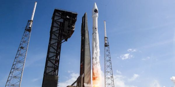 THE US IS PLANNING TO BUILD A SATELLITE NETWORK TO TRACK HYPERSONIC WEAPONS FROM RUSSIA AND CHINA
