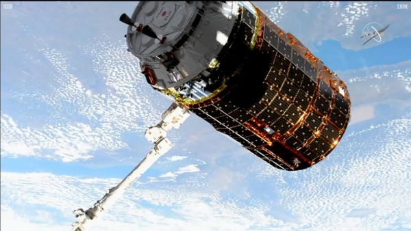 CANADIAN ROBOTIC ARM CAPTURES JAPANESE SPACE FREIGHTER