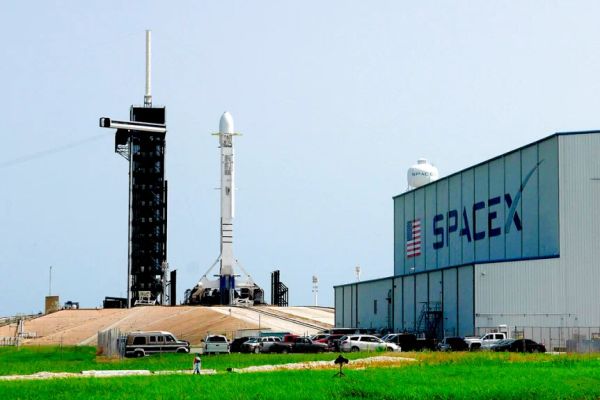SPACEX RESCHEDULES SATELLITE LAUNCH FOR SATURDAY