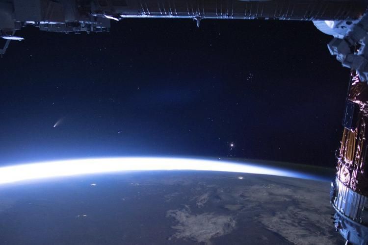COMET STREAKING PAST EARTH, PROVIDING SPECTACULAR SHOW