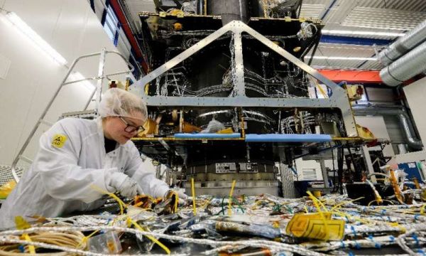 POCKET-SIZED GERMAN SATELLITE MAKER SHOOTS FOR STARS