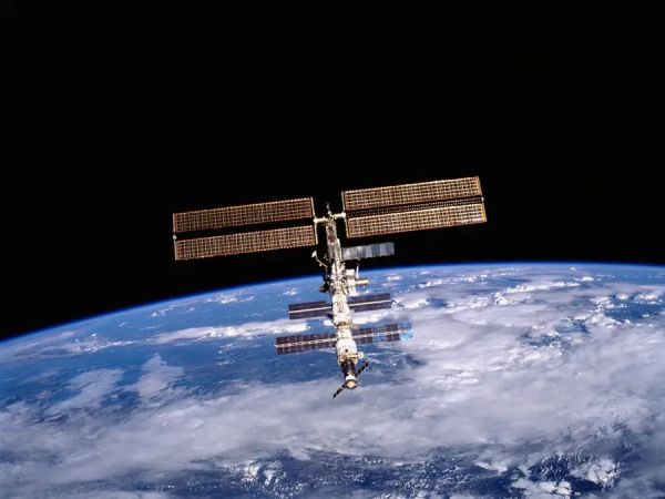 SPACE-STATION CREW MEMBERS JUST FOUND AN ELUSIVE AIR LEAK BY WATCHING TEA LEAVES FLOAT IN MICROGRAVITY