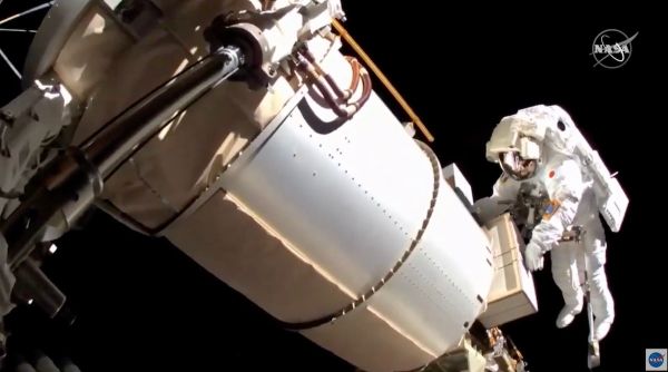 RUBINS AND NOGUCHI ASSEMBLE SOLAR ARRAY SUPPORT FIXTURES OUTSIDE SPACE STATION