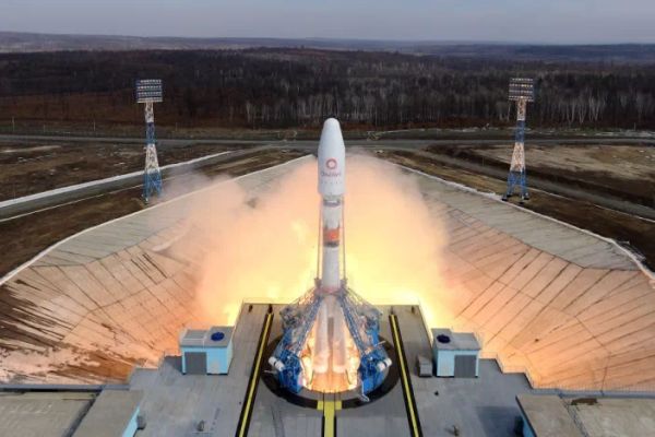 ONEWEB, A NEW SATELLITE COMPANY FROM THE UK, IS GOING HEAD-TO-HEAD WITH SPACEX'S STARLINK TO PROVIDE A GLOBAL SPACE BROADBAND SERVICE
