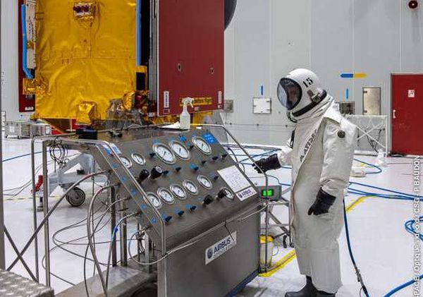 REPROGRAMMABLE SATELLITE FUELLED PRIOR TO LAUNCH