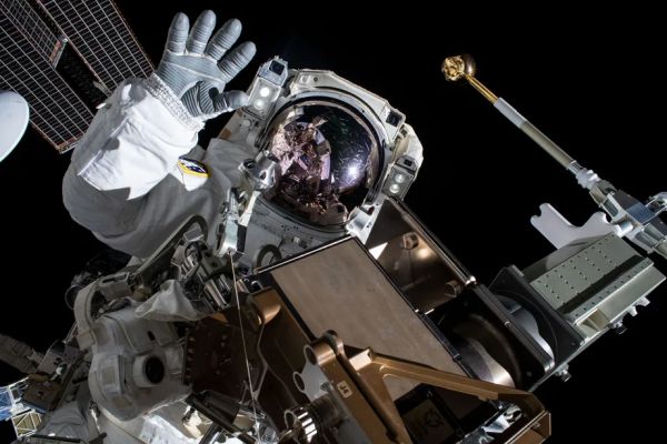 JEFF BEZOS WANTS A LOW-ORBIT OFFICE PARK TO REPLACE THE ISS 