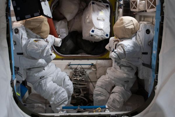 ASTRONAUT SPACEWALK TO REPLACE FAULTY SPACE STATION ANTENNA