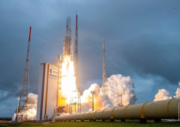 WEBB TELESCOPE FINALLY LEAVES EARTH IN SEARCH OF LIGHT FROM FIRST GALAXIES