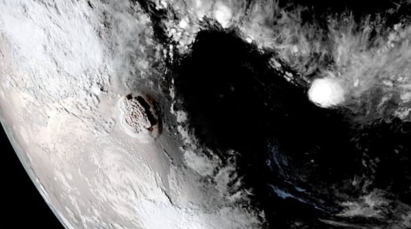 HUGE TONGA UNDERWATER VOLCANO ERUPTION CAPTURED IN STUNNING SATELLITE VIDEO