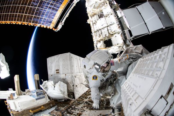 NASA TO AIR BRIEFING, SPACEWALKS TO UPGRADE SPACE STATION