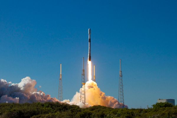 ONEWEB SIGNS WITH SPACEX TO RESUME LAUNCHING INTERNET CONSTELLATION