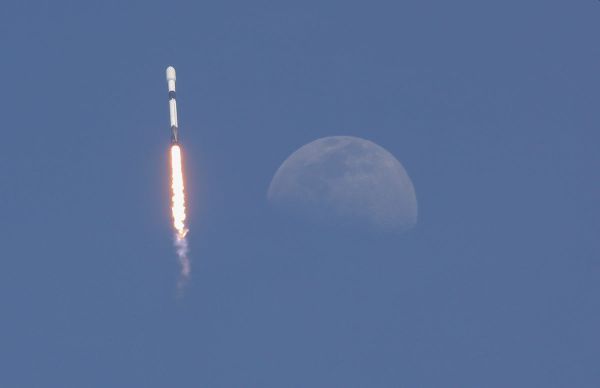 SPACEX ROCKET HAULS EGYPTIAN TELECOM SATELLITE TOWARD GEOSYNCHRONOUS ORBIT
