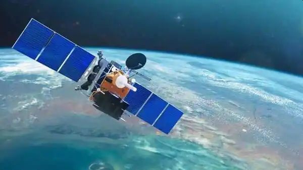SATELLITES FALLING BACK ON EARTH DUE TO SOLAR FLARES. SCIENTISTS EXPLAIN HOW DANGEROUS THEY CAN BE
