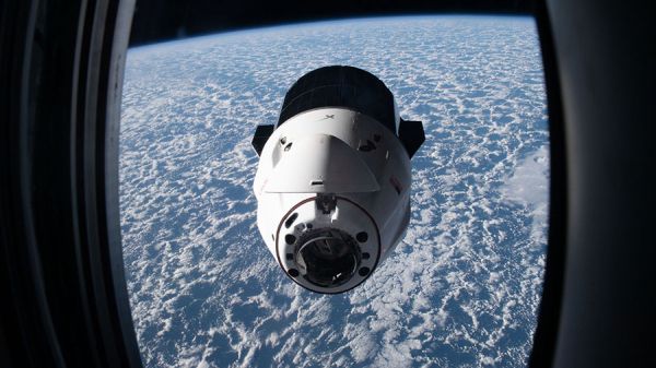 CREW UNPACKING NEW SCIENCE EXPERIMENTS FROM DRAGON