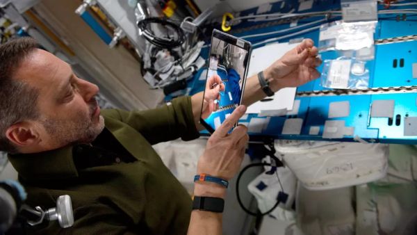 NASA CONSIDERS SENDING SCIENTISTS TO INTERNATIONAL SPACE STATION: REPORT