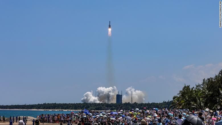 HUGE CHINESE ROCKET BOOSTER FALLING FROM SPACE AFTER LAUNCHING SPACE STATION MODULE