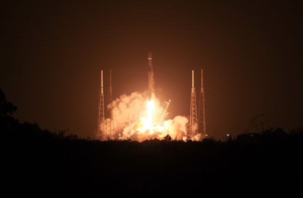JAPANESE MOON LANDER, NASA HITCHHIKER PAYLOAD LAUNCHED BY SPACEX