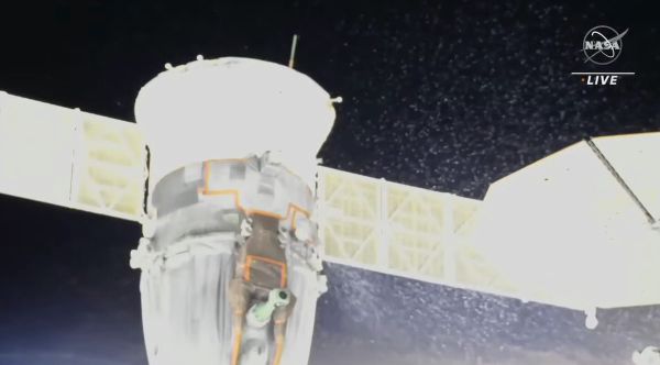 RUSSIAN ENGINEERS ASSESSING LEAK FROM SOYUZ CREW SPACECRAFT 
