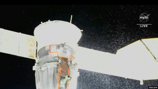 TINY METEORITE MAY HAVE CAUSED LEAK FROM SOYUZ CAPSULE