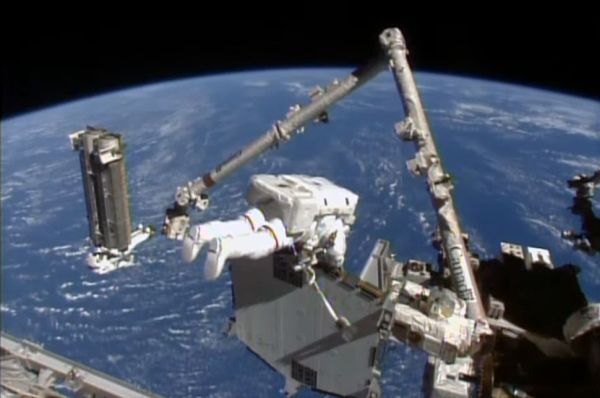 NASA ASTRONAUTS UNFURL 4TH ROLL-OUT SOLAR ARRAY ON SPACEWALK OUTSIDE SPACE STATION