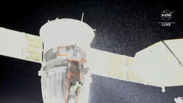RUSSIA MULLS EARLY RETURN OF SPACE STATION CREW AFTER SOYUZ CAPSULE LEAK