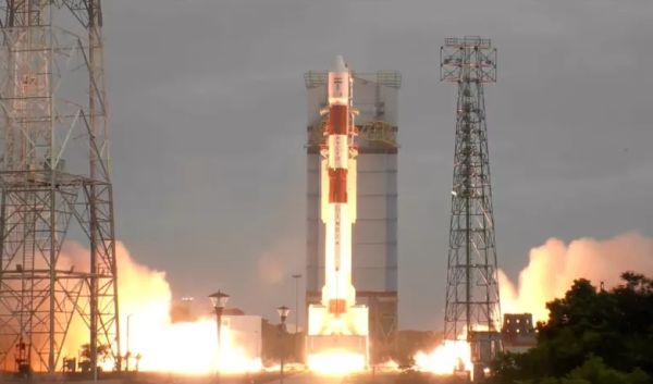 INDIAN ROCKET LAUNCHES 7 SATELLITES TO ORBIT