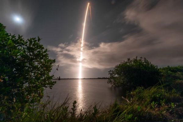 SPACEX FALCON 9 ROCKET THREADS WEATHER NEEDLE AND LAUNCHES 22 STARLINK SATELLITES FROM CAPE CANAVERAL