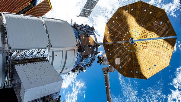 TWO SPACESHIPS DEPART, CREW WILL SPEND HOLIDAYS IN SPACE