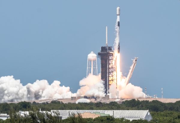 SPACEX BREAKS SPACE SHUTTLE PAD RECORD WITH FALCON 9 STARLINK MISSION
