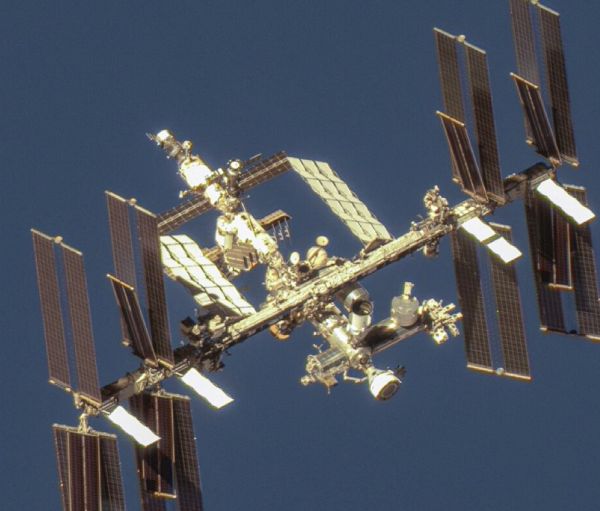 UNPRECEDENTED RESOLUTION: MAXAR SATELLITE PHOTOGRAPHS ISS AND STARLINER