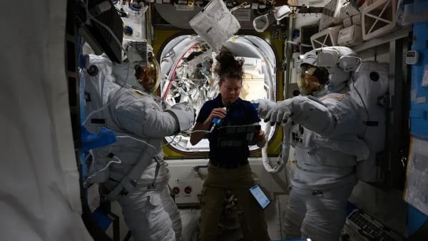 NASA RESCHEDULES ISS SPACEWALK AFTER ASTRONAUT EXPERIENCES 'SPACESUIT DISCOMFORT'