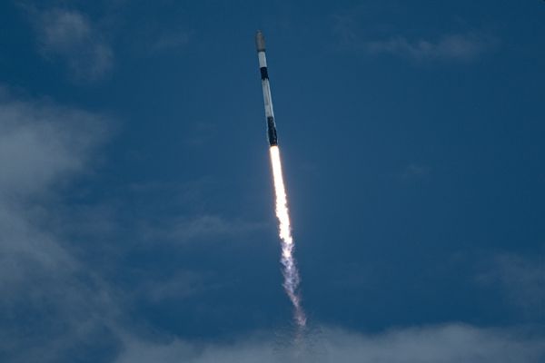 SPACEX MARKS RECORD 20TH FLIGHT WITH FALCON 9 PAYLOAD FAIRING HALF ON STARLINK MISSION