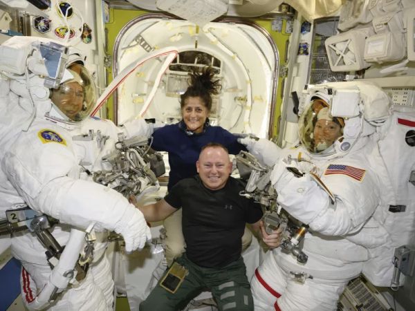 NASA ASTRONAUTS TO EXTEND SPACE STATION STAY AS ENGINEERS TROUBLESHOOT BOEING CAPSULE